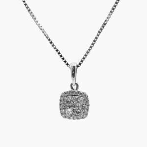 Collier en argent avec un pendentif carré