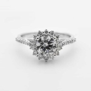 Bague en argent avec une coupe émeraude